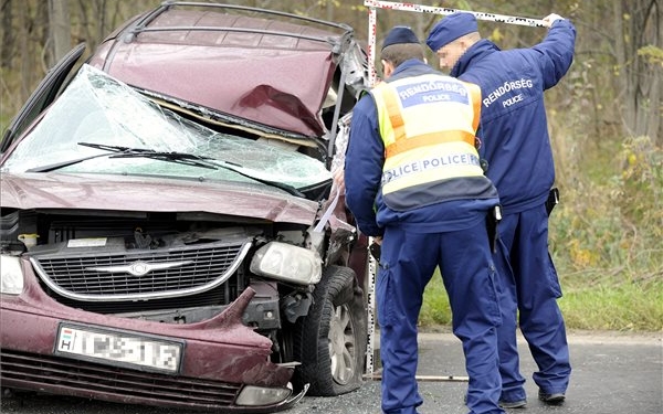 Autójába szorult sérültet mentettek Dunakeszinél