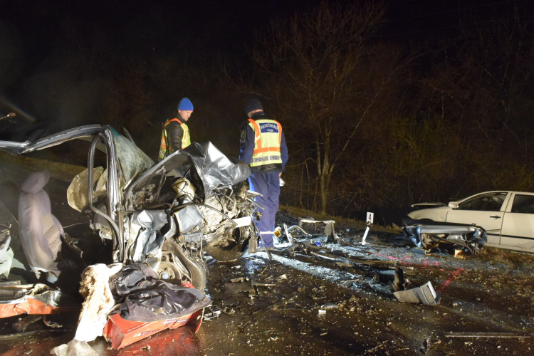 Hárman súlyos, életveszélyes sérüléseket szenvedtek.