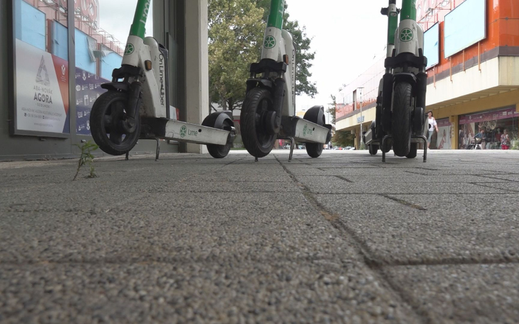 EGYRE TÖBBEN HASZNÁLNAK ELEKTROMOS ROLLERT