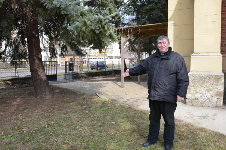 Veszélyessé váltak a fák a templomnál