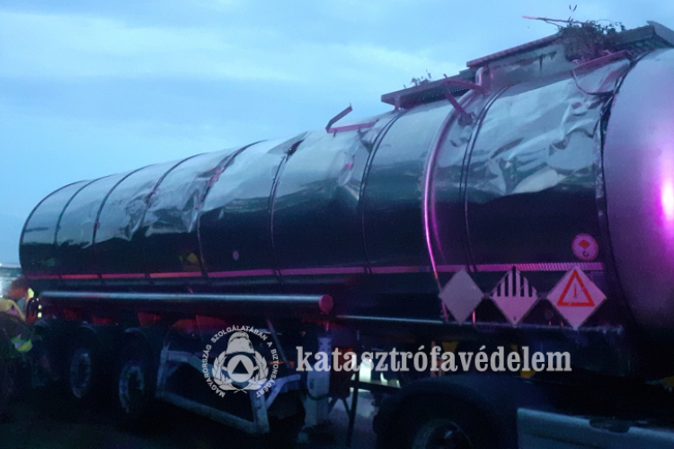 Veszélyes anyagot szállító kamion balesetezett a 4-es főúton