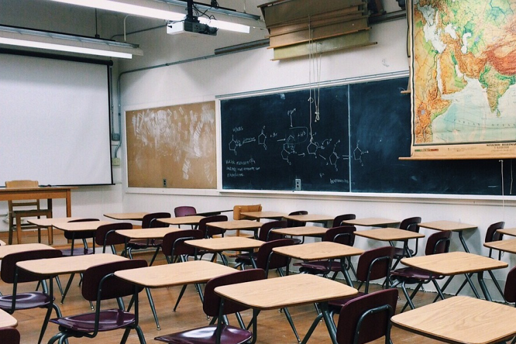 Ma véget ér a vakáció, hétfőn kezdődik az iskola