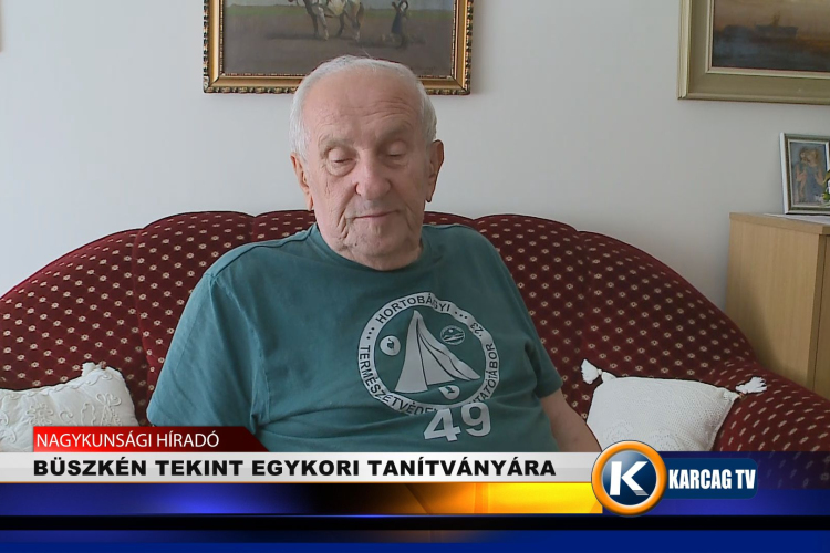 BÜSZKÉN TEKINT EGYKORI TANÍTVÁNYÁRA