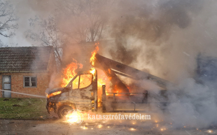  Kigyulladt egy kisteherautó Tiszafüreden
