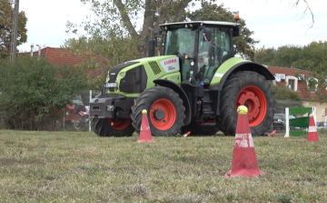 Traktoros ügyességi verseny