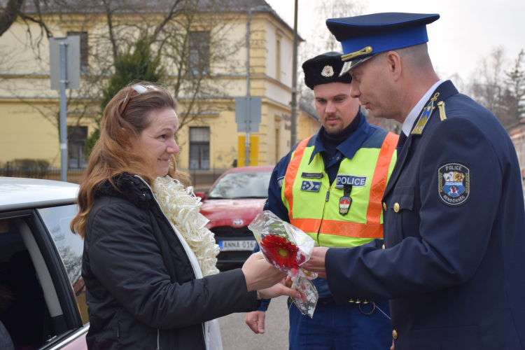 A rendőrök is köszöntötték ma a hölgyeket