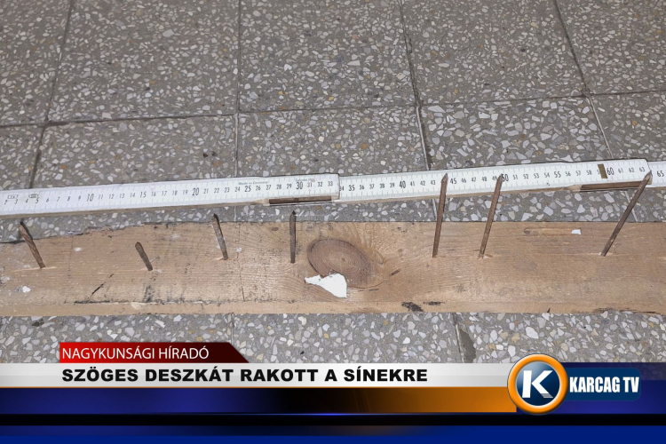 SZÖGES DESZKÁT RAKOTT A SÍNEKRE