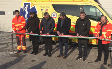 ÚJ MENTŐAUTÓT ADTAK ÁT TISZAFÜREDEN