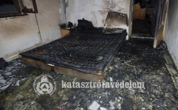 Ágymatrac gyulladt ki egy karcagi házban