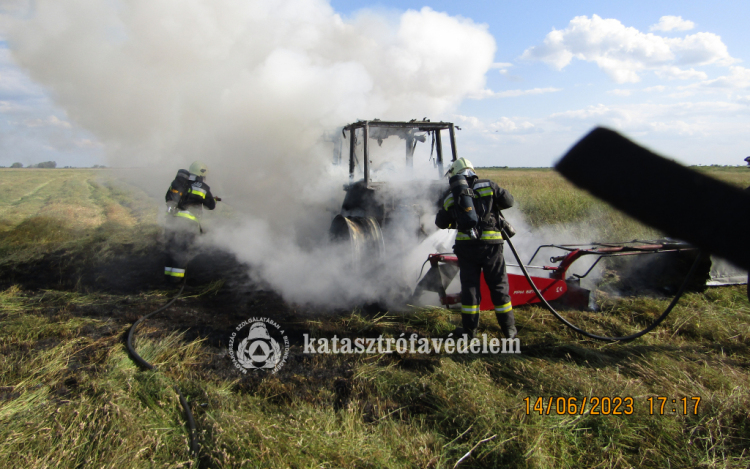  Kigyulladt egy traktor Tiszafürednél