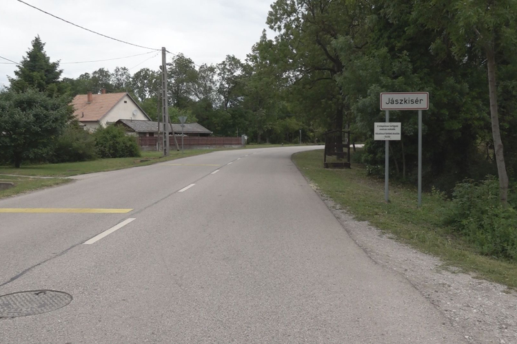 IDŐS NŐ VÁLLÁRÓL TÉPTE LE A TÁSKÁT