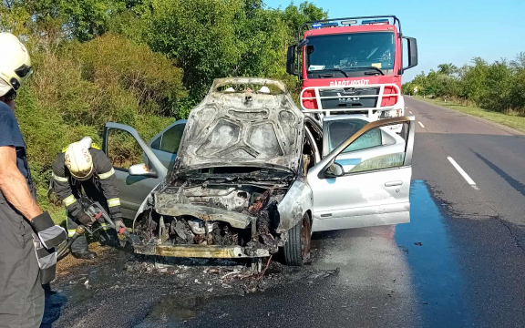 Kigyulladt egy gépkocsi Abonynál