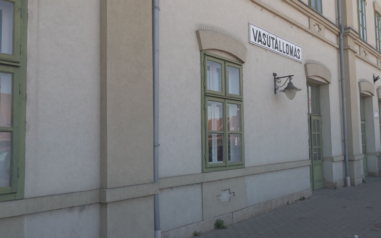 ALIG SZABADULT A BÖRTÖNBŐL, MÁRIS RABOLNI INDULT