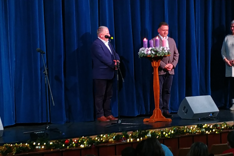 Meggyújtották ma Karcag város adventi koszorúján az öröm lángját!