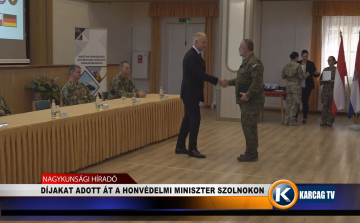 DÍJAKAT ADOTT ÁT A HONVÉDELMI MINISZTER SZOLNOKON