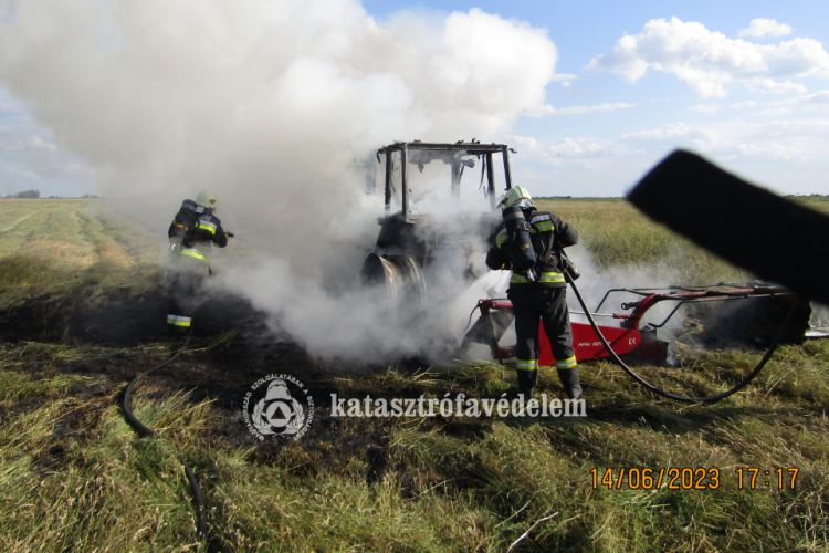  Kigyulladt egy traktor Tiszafürednél