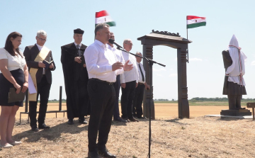 FELAVATTÁK KÖTÖNY VEZÉR SZOBRÁT