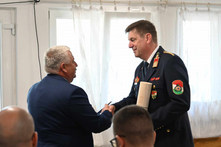 Vármegyei tűzoltókat ismertek el