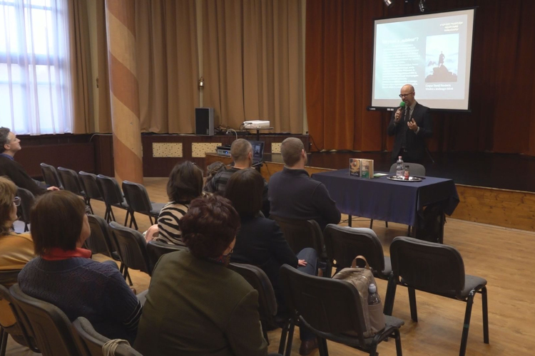  CSIZI NORBERT ELŐADÁSA A KÖNYVTÁRBAN